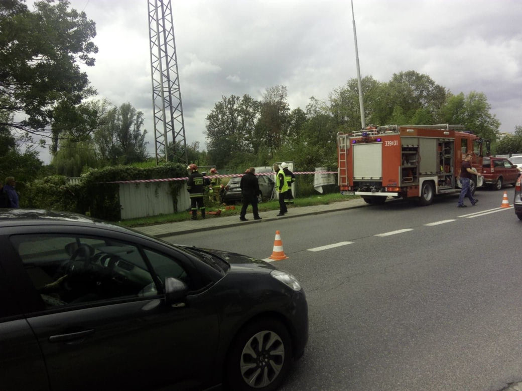Zasłabł za kierownicą samochodu. Strażak uratował mu życie