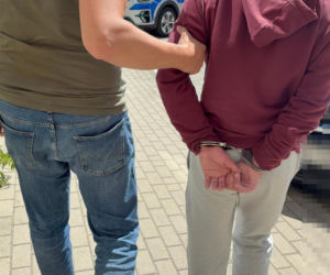 Zwłoki 47-latka w mieszkaniu. O morderstwo oskarżono jego młodszego partnera