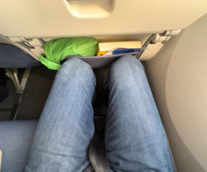 Tych spodni nigdy nie zakładaj do samolotu. Linie lotnicze apelują do podróżujących. Lekarz wyjaśnia, w co się ubrać na lot