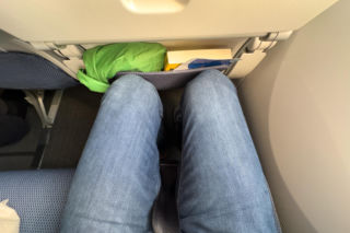 Tych spodni nigdy nie zakładaj do samolotu. Linie lotnicze apelują do podróżujących. Lekarz wyjaśnia, w co się ubrać na lot