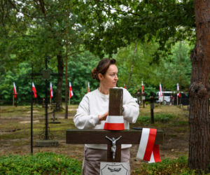 Pogrzeb ofiar zbrodni wołyńskiej w Ostrówkach
