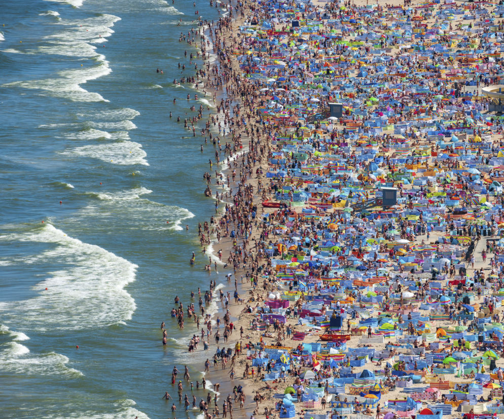 Tłum na plaży we Władysławowie
