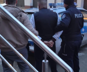 Chciał być romantyczny, skończył w kajdankach. 23-latek z zarzutami