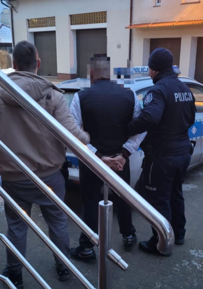 Chciał być romantyczny, skończył w kajdankach. 23-latek z zarzutami