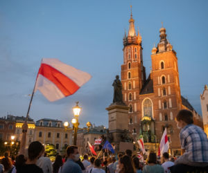 Manifestacja Białorusinów na rynku w Krakowie. Precz z Łukaszenką!