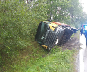 Ciężarówka w rowie, niebezpieczna kolizja między Mircem a Wąchockiem