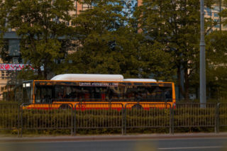 Dramatyczne chwile w warszawskim autobusie. Kierowca ruszył na ratunek młodej kobiecie