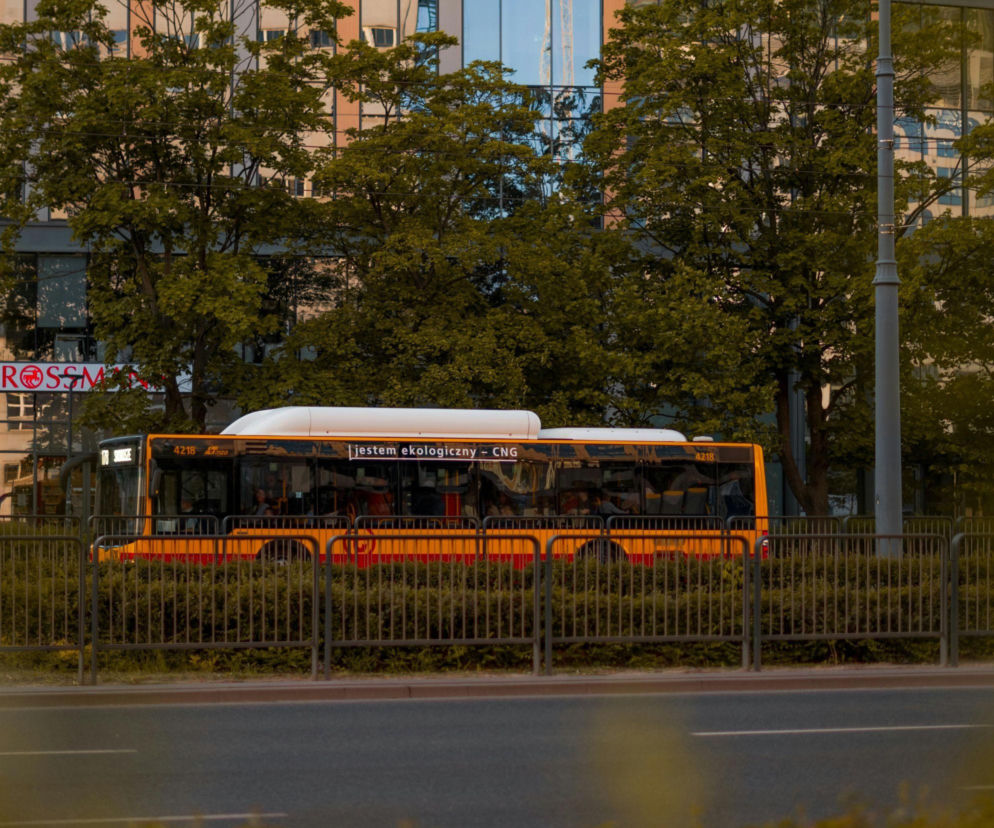Kierowca zatrzymał autobus i ruszył na pomoc pasażerce. Nie każdy bohater nosi pelerynę