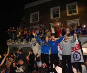 Piłkarze i kibice Chelsea Londyn świętują wygranie Ligi Mistrzów po zwycięstwie w finale 1:0 z Manchesterem City 
