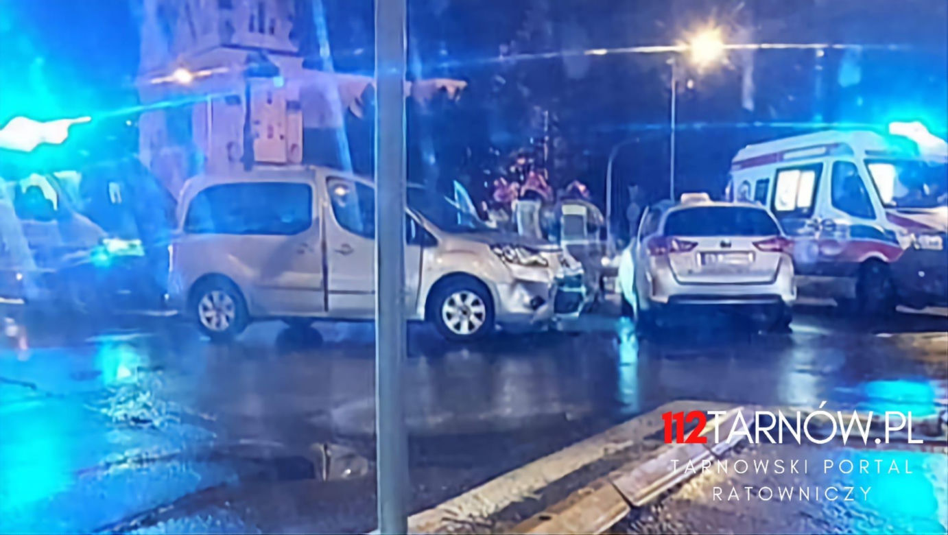 Zderzenie dwóch osobówek na rondzie w centrum Tarnowa