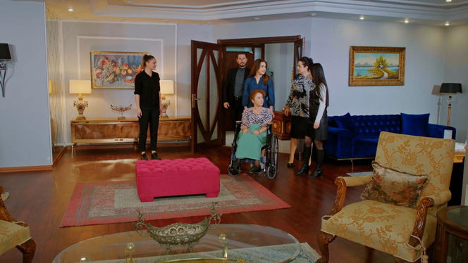 Miłość i nadzieja, odcinek 328. Kuzey, Sila, Hulya, Bahar, Cavidan, Yildiz