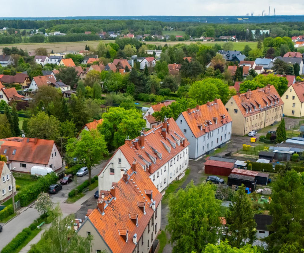 Widok z góry na zielone osiedle Wilcze Gardło w Gliwicach z domami o czerwonych dachach, o którym przeczytasz na Architektura.