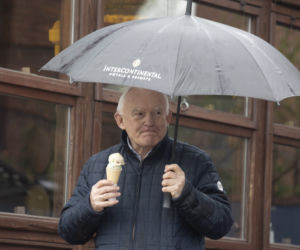 Leszek Miller wybrał sie na lody w zimną i deszczową majówkę