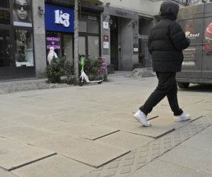 Deptak w centrum Warszawy za miliony w ruinie? Urzędnicy uspokajają, a internauci grzmią!