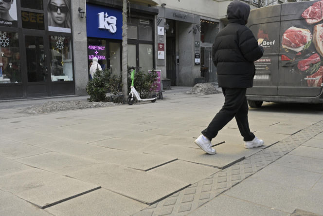 Deptak w centrum Warszawy za miliony w ruinie? Urzędnicy uspokajają, a internauci grzmią!