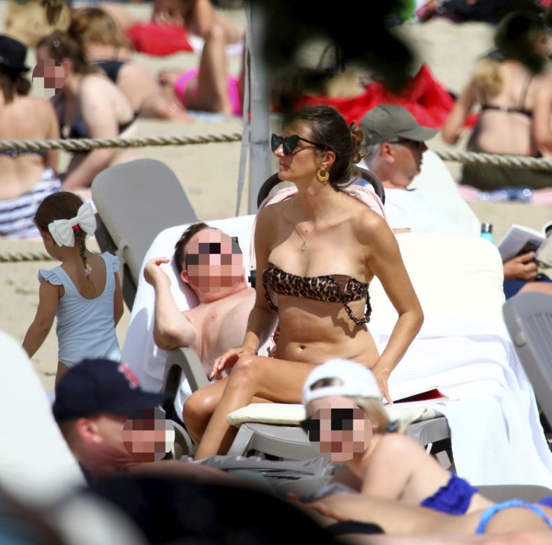 Top modelka Kamila Szczawińska opala się w Sopocie 