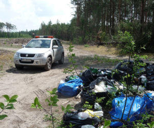 Śmieci do olsztyńskich lasów trafiły spod Legionowa! Sprawcy zostlai ukarani!