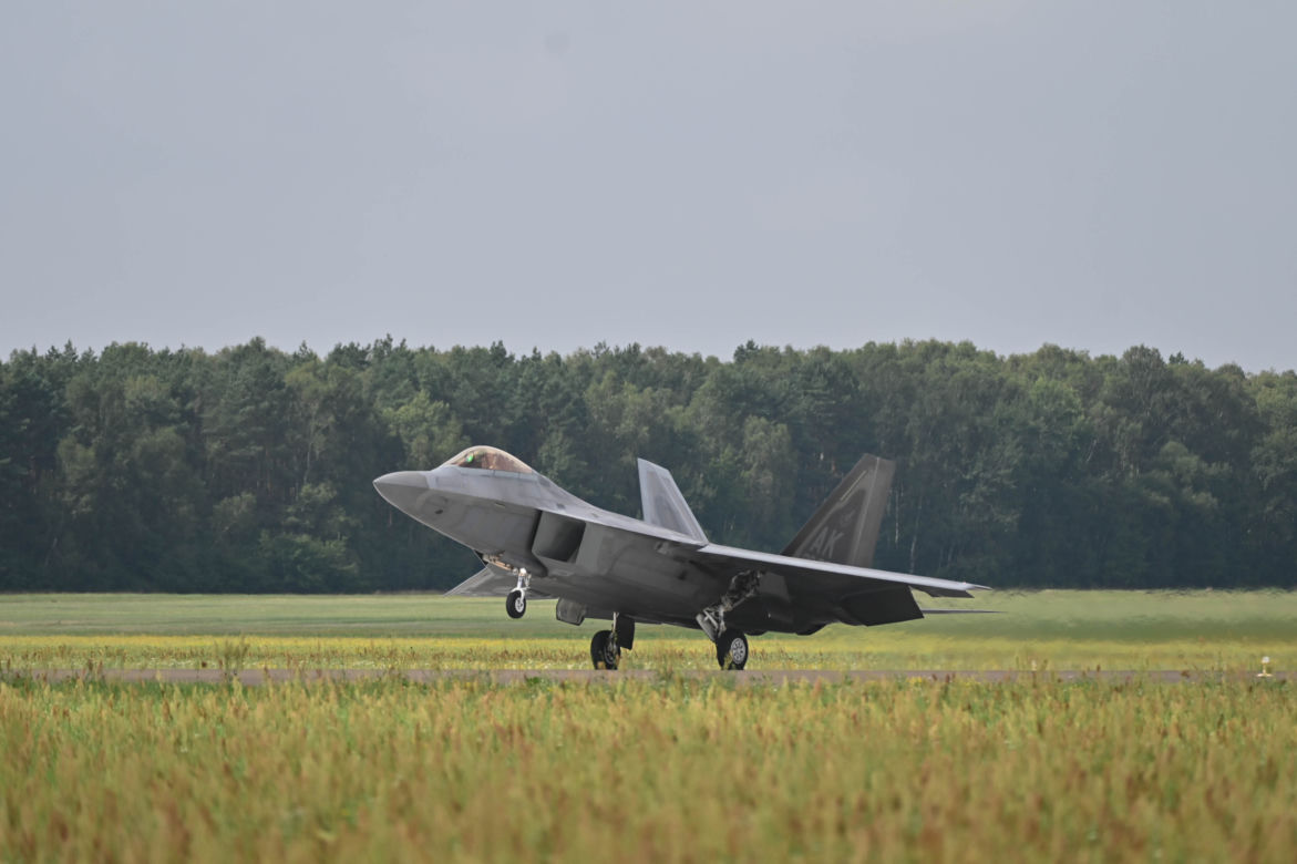 Łódzkie. Już 12 myśliwców F-22 Raptor stacjonuje w Łasku!