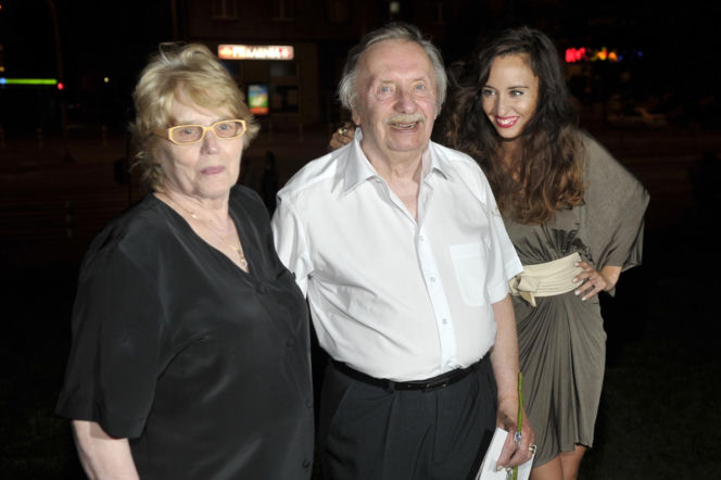 Wojciech Pokora odzywa się z zaświatów i siada z żoną w fotelu