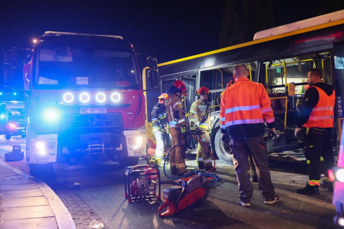 Wypadek z udziałem autobusu i ciężarówki w Warszawie (23.10.2025)