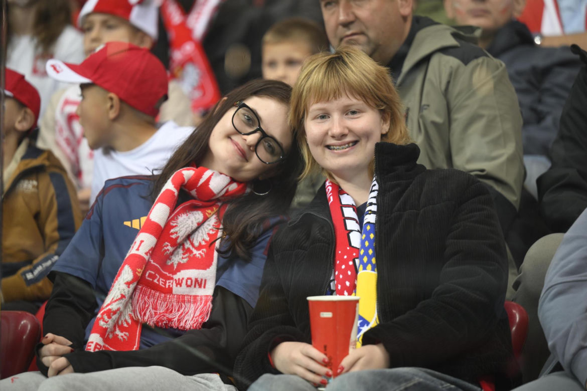 Anna Lewandowska z teściową i jej partnerem na meczu Polska - Bośnia