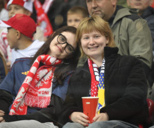 Anna Lewandowska z teściową i jej partnerem na meczu Polska - Bośnia