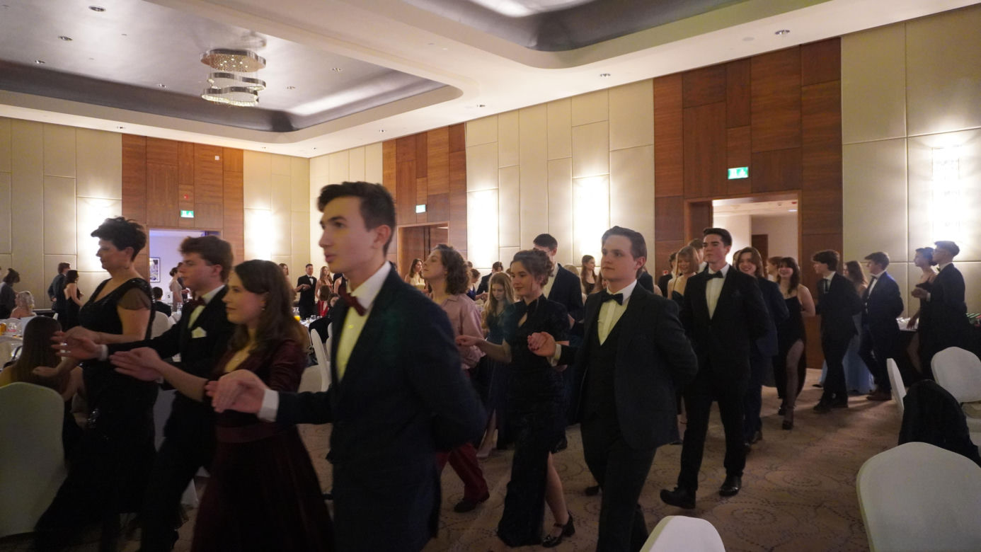 Studniówkowe szaleństwo. Bal przedmaturalny I LO im. Bartłomieja Nowodworskiego 