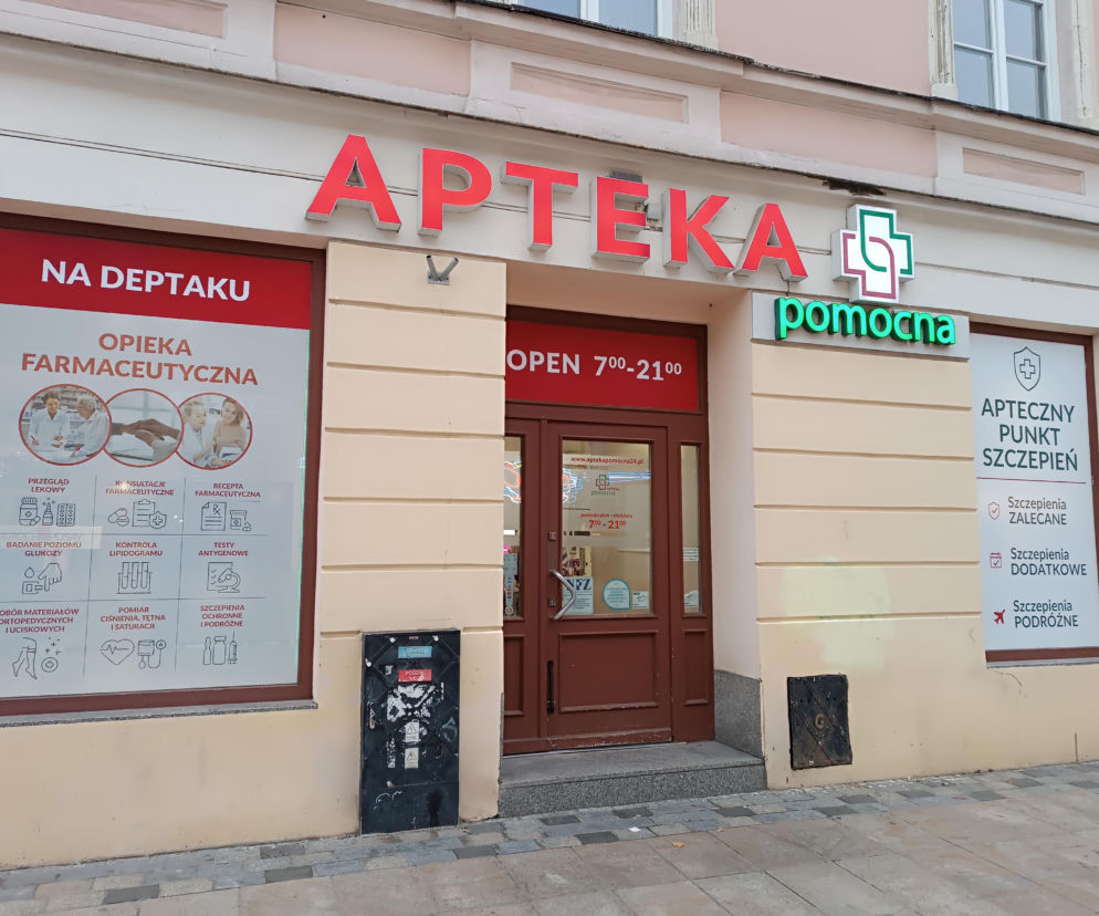 Wejście do Apteki Pomocna w Lublinie z informacją o szczepieniach. O brakach preparatów przeczytasz w Eska Lublin.