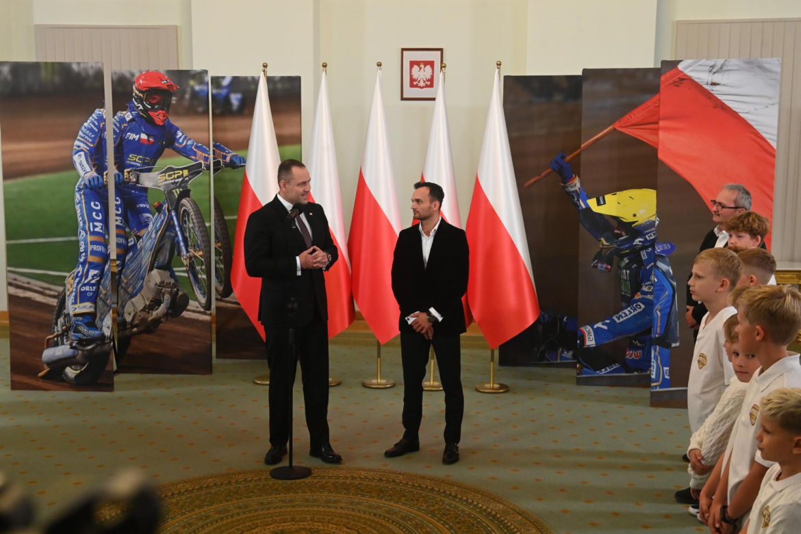 Prezydent RP Karol Nawrocki oraz indywidualny i drużynowy mistrz świata na żużlu Bartosz Zmarzlik