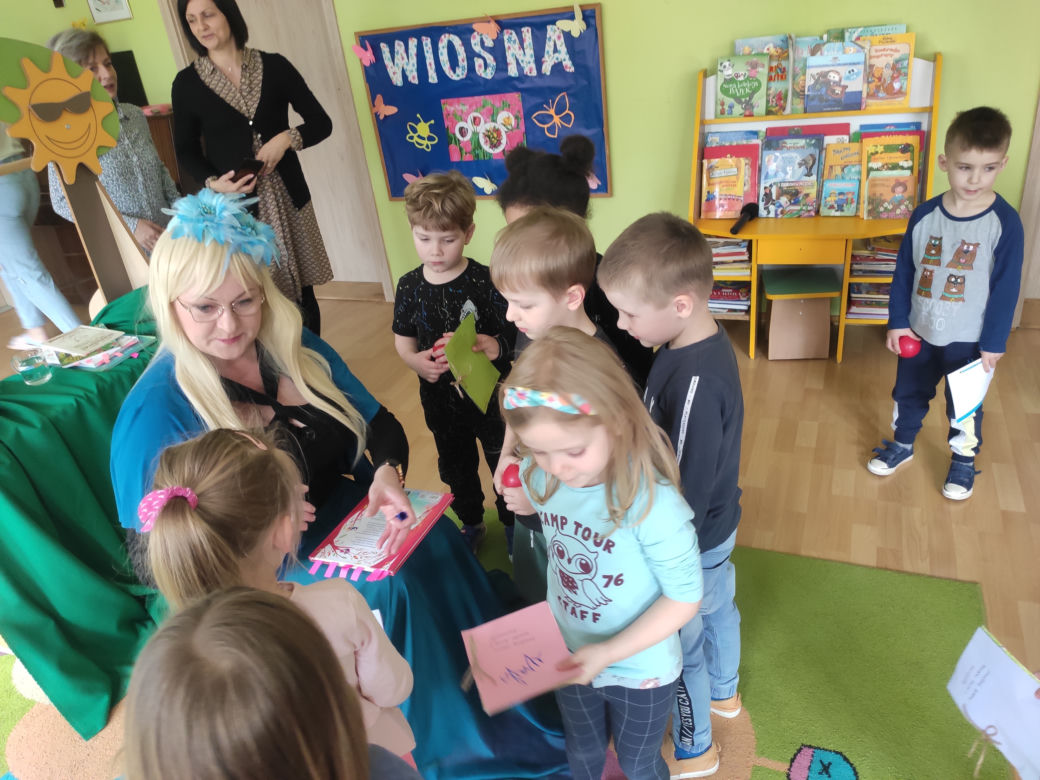 Dzień teatru z Eską, aktorami i radomskimi maluchami