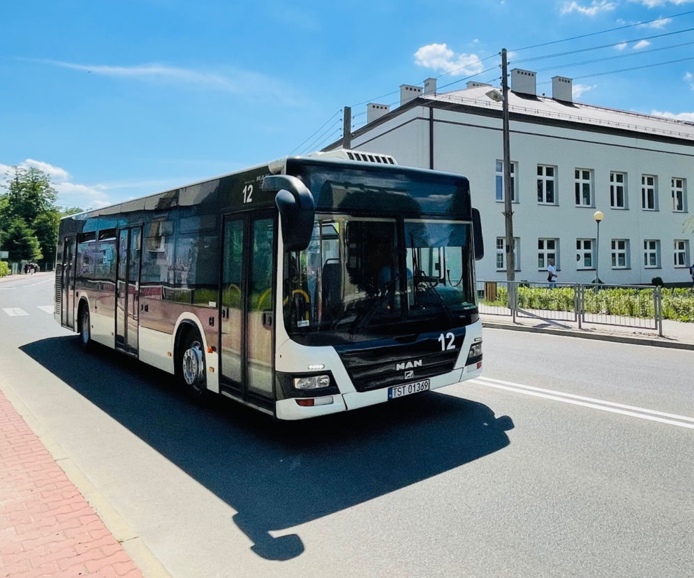 Autobus czerwony przez ulice miasta ...  już nie taki czerwony. Zmiana barw komunikacji w Starachowicach