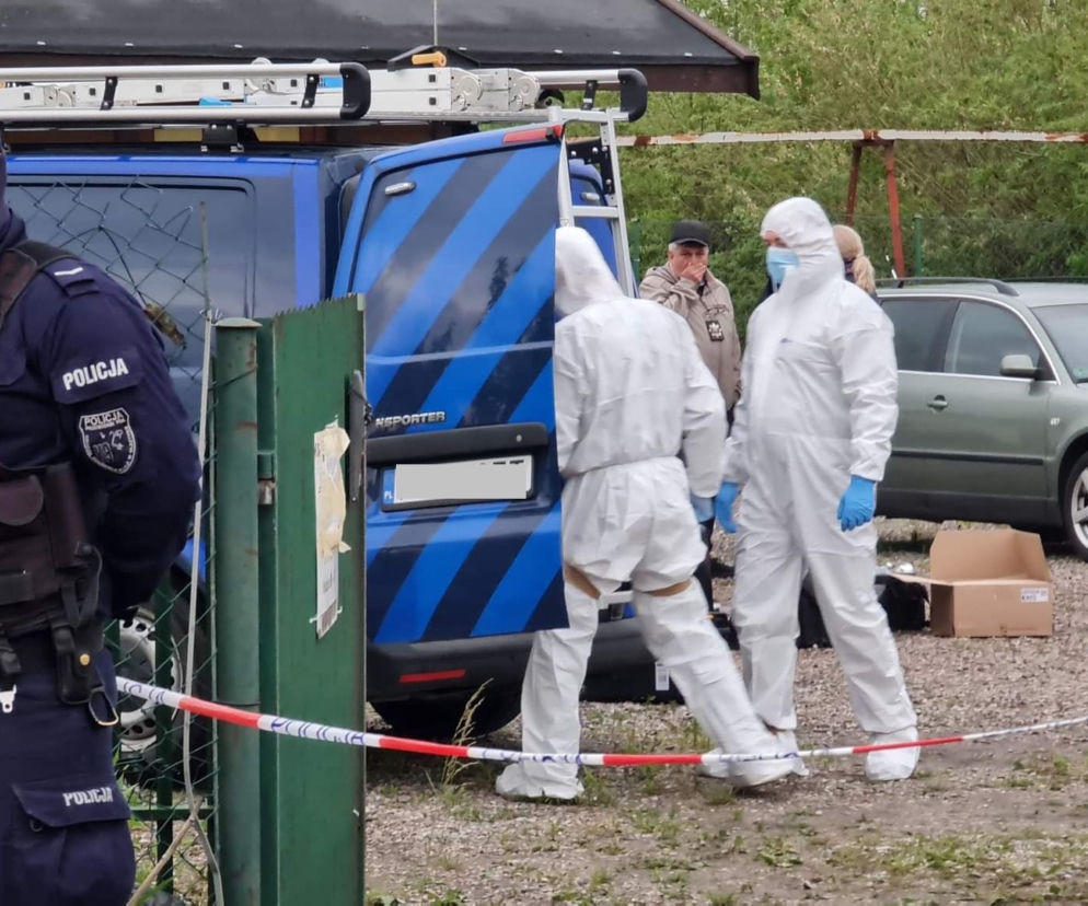 Olsztyn. Ciała dwóch mężczyzn  w komisie samochodowym! Mieli rany postrzałowe