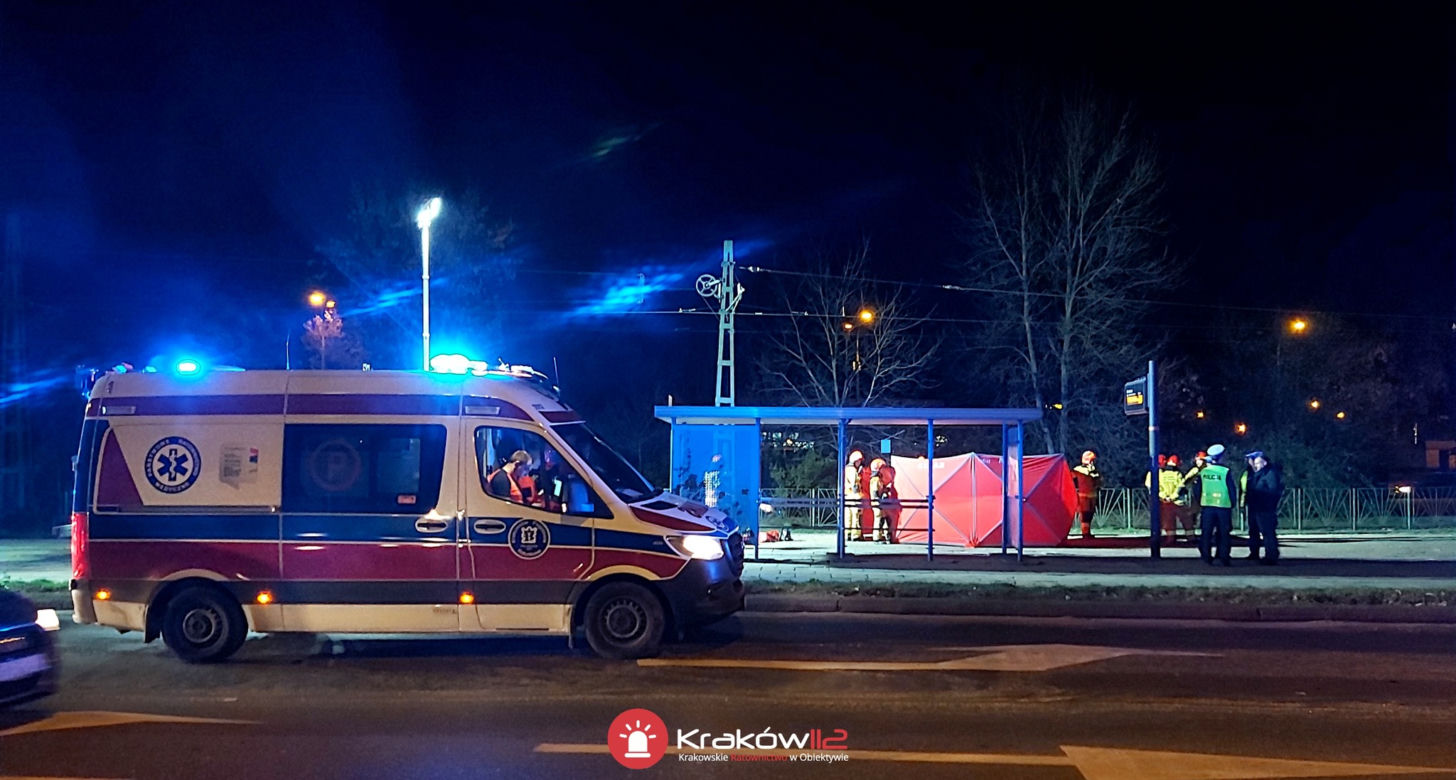 Tragiczny wypadek przy przystanku tramwajowym w Krakowie. Nie żyje mężczyzna
