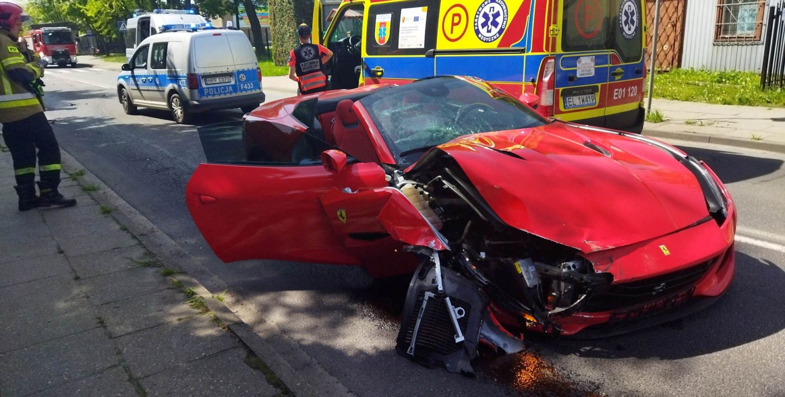 Wypadek ferrari w Piotrkowie Trybunalskim! Superauto rozbite na ul Wyzwolenia [ZDJĘCIA]