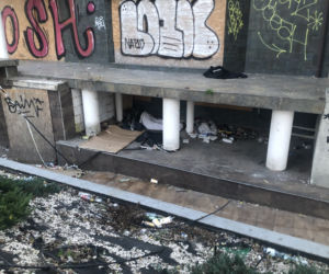 Bezdomni koczują w Czarnym Kocie