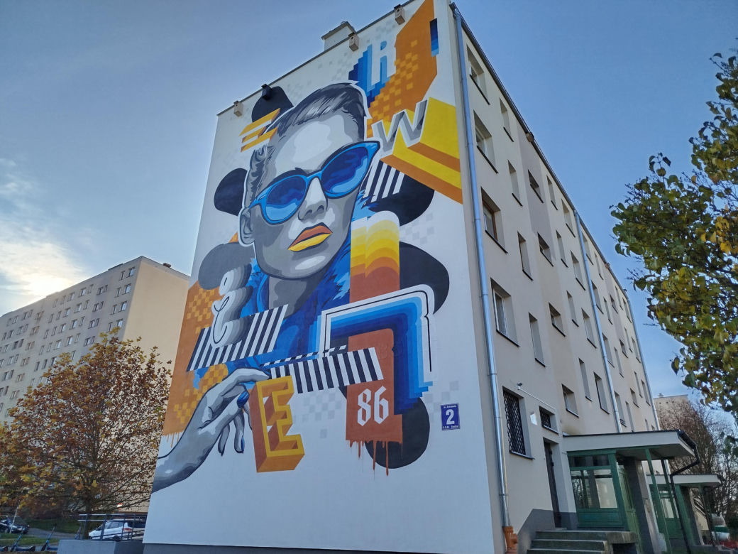 Nowy mural z kobiecą postacią na ścianie bloku przy ulicy Kaszubskiej 2 w Siedlcach. Zobacz zdjęcia!