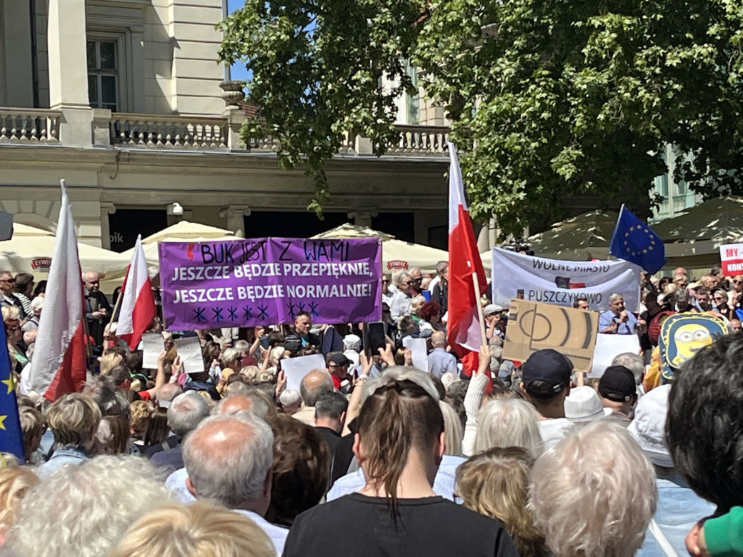Toast za Wolność w Poznaniu. Tysiące ludzi na placu Wolności