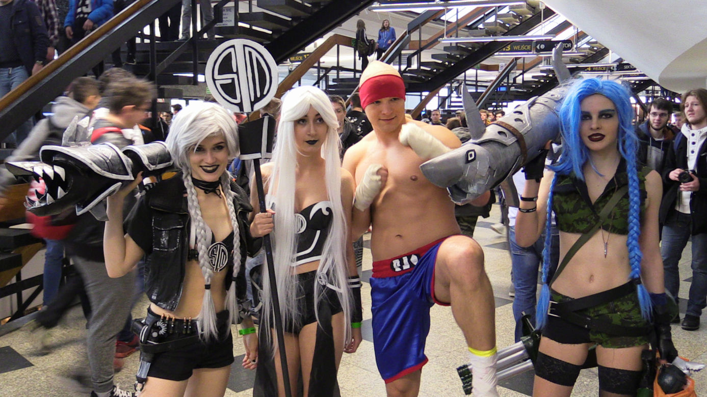 Hostessy i cosplaye na IEM 2016