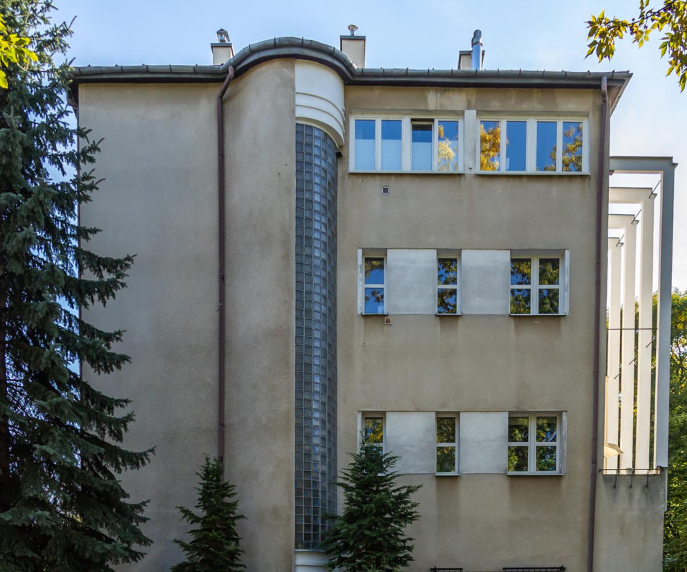 Elewacja willi Juliana Ambroziewicza z pionowym szklanym ryzalitem. O historii zabytku przeczytasz na Architektura.