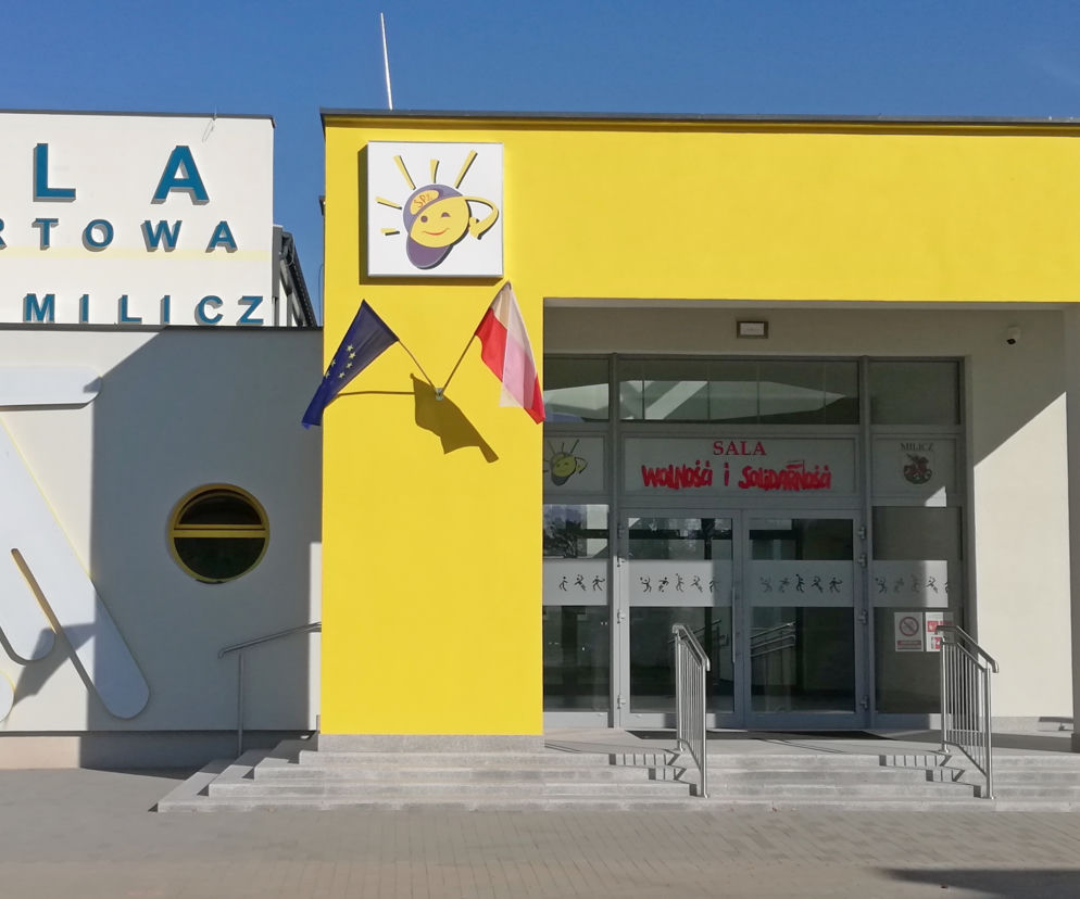Sala sportowa przy Szkole Podstawowej nr 2 w Miliczu miała być gotowa w listopadzie 2018 r. Otwarto ją 31 sierpnia 2020 r.
