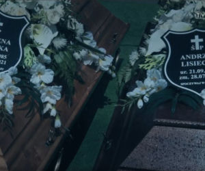 M jak miłość odc. 1620. Pogrzeb Marzenki i Andrzejka. Trumny z ich ciałami na cmentarzu