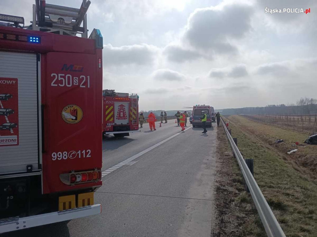 A1 w Częstochowie. Dachowanie samochodu osobowego