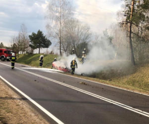 Podlaskie. Pożar auta na DK 65. Kierowcę i pasażera uratował policjant