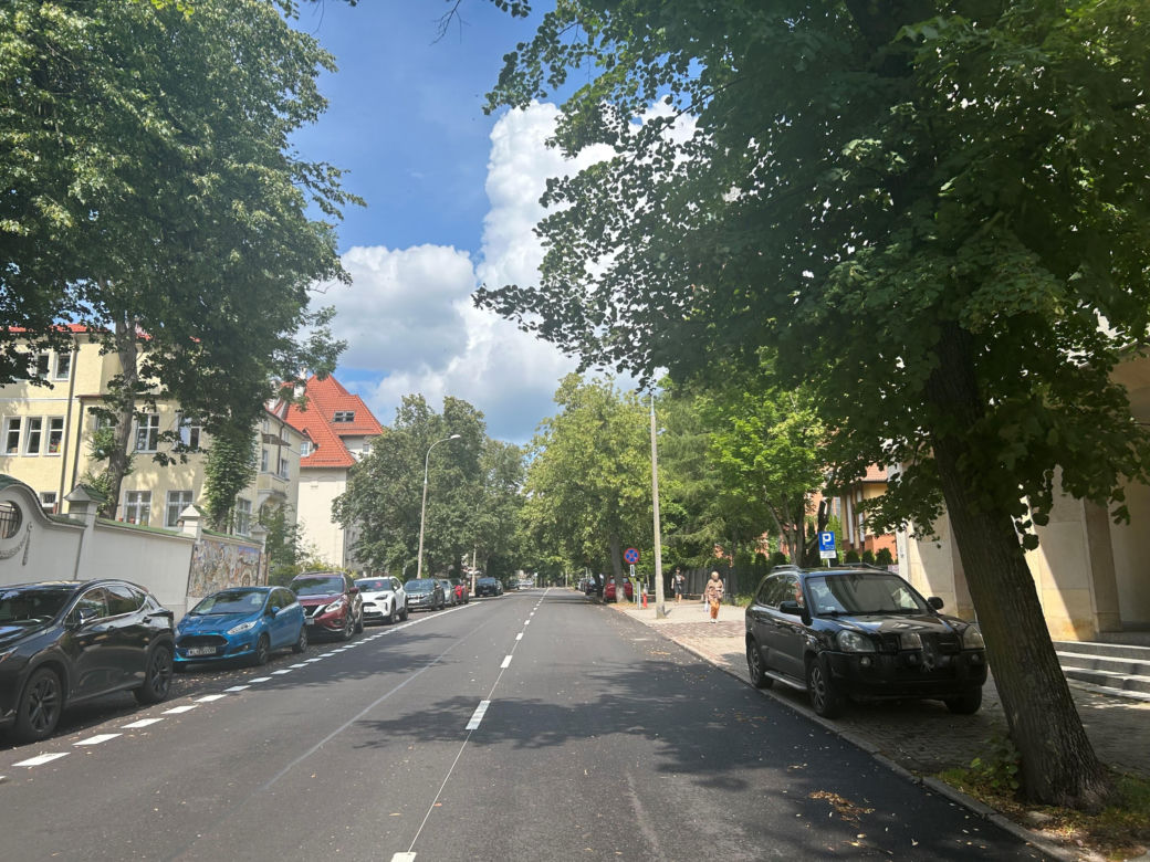 Zmiany na Kopernika. Kierowcy parkują na jezdni