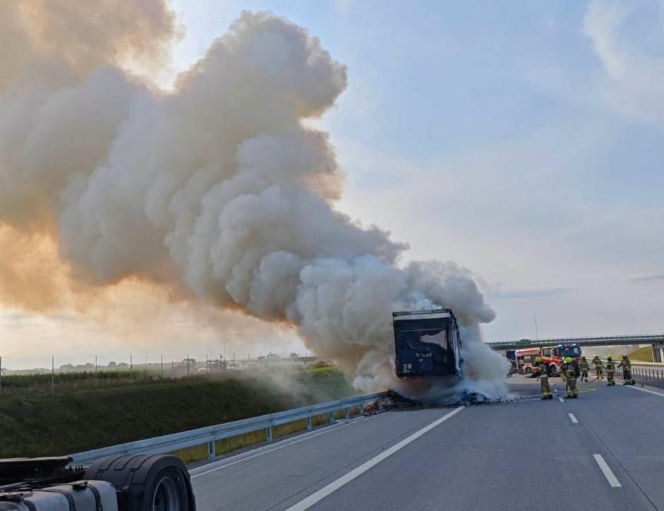 Pożar naczepy spowodował utrudnienia na A2 w powiecie siedleckim