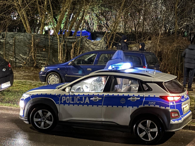 Kryminalni i technicy w białych kombinezonach na Mokotowie. Co się stalo?