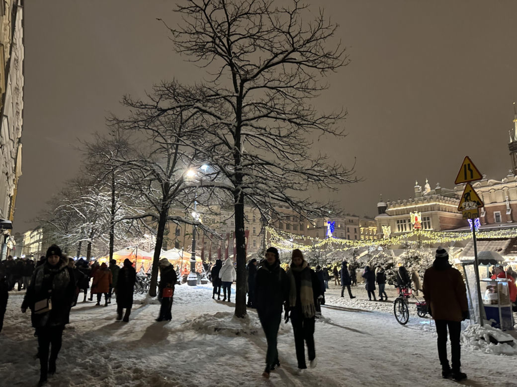Choinka rozbłysła na Rynku Głównym. Tak wygląda Kraków w zimowej scenerii! 
