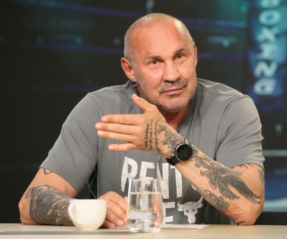 Przemysław Saleta z tatuażami na rękach podczas rozmowy. O zdrowiu byłego pięściarza przeczytasz na SE.