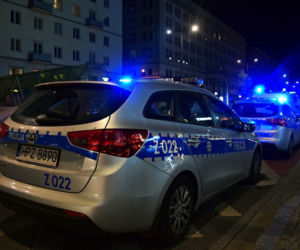 Mężczyzna wypadł z okna i spadł na innego mężczyznę