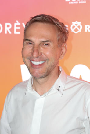 Krzysztof Gojdź chwali się zębami za 100 tysięcy złotych! Tak szczerzył się na ściance